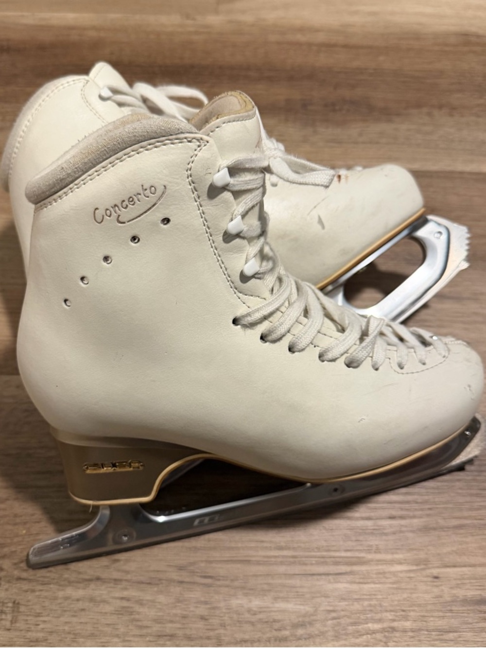 Edea Concerto 250 Figure Skates w/ Jackson Matrix Supreme Blades